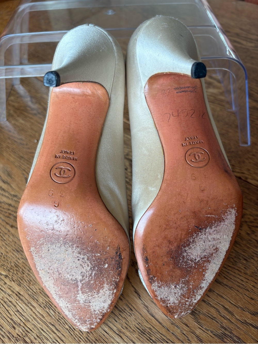CHANEL Vintage Cream Satin Pointed Toe Pumps with Textured Cap Size 39 EU/8.5 US - Picture 9 of 16